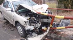 Trubka zábradlí prošpikovala auto. Řidič zázrakem vylezl nezraněn!