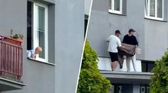Drama v Plzni: Batole ve druhém patře vylezlo na parapet. Mladíci běželi na pomoc
