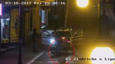 VIDEO: Opilec se svými pády na zem utloukl do bezvědomí