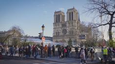 V Paříži se otevírá katedrála Notre-Dame. Turisté se do ní ale nedostanou