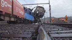 Hasiči odstraňují následky nehody vlaků, lokomotivy se nedaří uvolnit