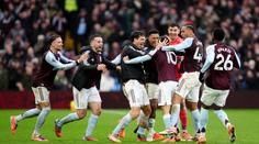 Aston Villa v euforii. Gólem v nastavení sestřelila Arsenal, ztráty využilo i City