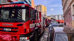 Požár bytu na pražském Žižkově. Mladík vyskočil z okna, aby unikl plamenům