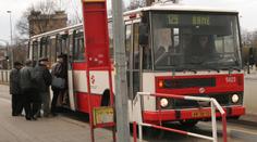 Žena přepadla řidiče autobusu, pokusila se ho oloupit
