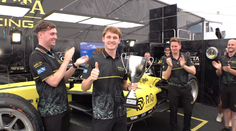 Staněk dostal trofej za vítězství. Mohla by být větší a hezčí, směje se