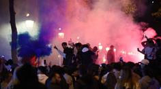 Šílené oslavy fanoušků PSG. Zapálená auta, jeden člověk vážně zraněn