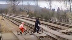 VIDEO: Cyklista vjel s malou holčičkou před řítící se vlak. Hledá ho policie
