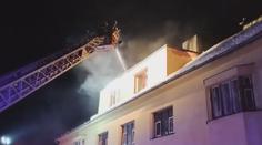 Mohutný požár na Prachaticku. Hasiči z budovy zachránili desítky lidí