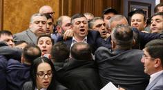 VIDEO: Bitka přímo v parlamentu. Poslanci se do sebe pustili hned dvakrát