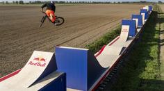 Čistokrevné šílenství. Polský cyklista přeskákal překážky na jedoucím vlaku