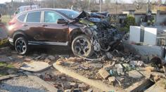 Rozjeté auto prorazilo zeď hřbitova, zastavily ho až hroby