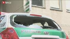 VIDEO: Střepy létaly vzduchem. Opilec ROZMLÁTIL policejní auto!