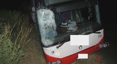Chci řídit, vytáhl mladík v autobuse sekeru a nůž! Pak havaroval
