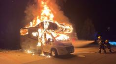 Luxusní karavan pohltily plameny! Podle policie ho zapálil žhář