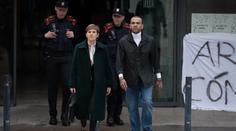 Alves konečně opouští vězení. Víkend tam strávil, protože neměl na kauci