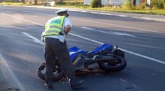 Srážku s osobním autem odnesl motorkář