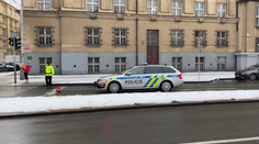 Po čelním střetu na Kroměřížsku zemřel mladík, v Praze auto srazilo dvě děti