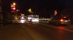 Autobus zůstal viset na přejezdu. Do srážky chybělo pár metrů