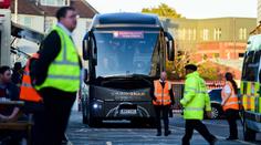 Nepříjemný incident pro hráče z Premier League. Týmový autobus zasáhla cihla