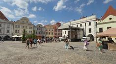 Města bojují proti dopravě. Český Krumlov a Tábor omezují vjezd do centra