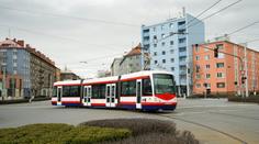 Tragédie v Olomouci. Seniorce ve dveřích tramvaje uvízla noha, na místě zemřela