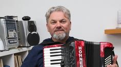 Zpěvák Melen z hitu Né, pětku né náhle zkolaboval. Přestaly mu fungovat ledviny