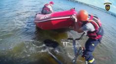 Muž se přidržoval převrácené loďky, manželku v bezvědomí držel v náručí