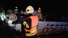Kamion sjel z dálnice a převrátil se na střechu, řidič měl štěstí
