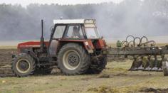 Mladíka u Jihlavy přejel traktor se sekačkou, přišel o nohy i ruku!
