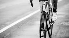 Tragédie při cyklistickém závodě. Jezdec se při etapě srazil s osobním autem