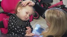 Tříletá Deniska trpí několika vzácnými syndromy. Je odkázaná na pomoc rodiny