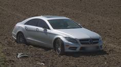 V Praze ukradli mercedes, u Pardubic ho zapíchli v poli. Řidič policii utekl