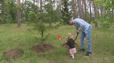 Zahradník Krpálek. V Botanické zahradě zasadil společně s dcerou strom