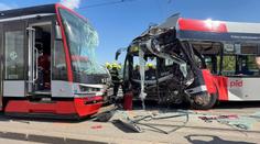 V Praze se srazil autobus s tramvají. Osmnáct zraněných, vyhlásili traumaplán