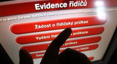 Zkontrolujte si řidičáky. Přes 100 tisíc je jich neplatných, 400 tisíc brzy propadne