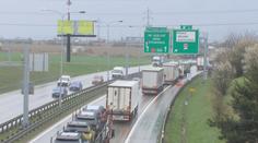 Kamionům se vyplatí jezdit přes Česko. Mýtné zvýšit nemůžeme, hlásí ministr