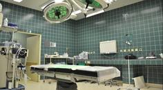 Zdravotníci připoutali sestru k operačnímu stolu. Dlouhé minuty ji mučili