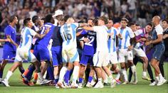 Ostudný fotbal na OH. Hymnu Argentiny vypískali, došlo i ke strkanici na hřišti