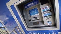 Pro peníze si zajel opilec vozidlem po chodníku až k bankomatu!
