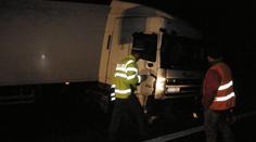 Tragická nehoda na Tachovsku. Kamion se rozjel a přimáčkl řidiče na náklaďák