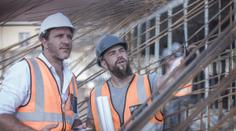 Cihly, dlažba, beton. Stavařům chybí materiál, lidé čekají i měsíce