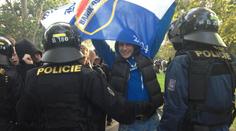 Pražská policie má pohotovost, Baníkovci míří na Letnou.