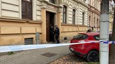 Muž měl během hádky udusit polštářem křičící přítelkyni. Hrozí mu až 18 let