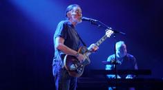 Zpěvák Chris Rea zkolaboval při koncertu, skončil v nemocnici