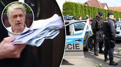 FOTO JAKO DŮKAZ: Tajemná lejstra! Tohle si policie odnesla z Uhříněvsi