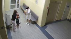 Adam krvácel na chodbě, lékařka šla pryč! Má poškozený mozek