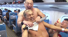 Naháči se prali ve vlaku. Kromě wrestlingu si dali pusu a škrtili se deštníkem