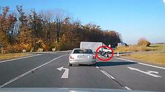 Tady šlo o život! Motorkář nedostal přednost a musel k zemi, stroj ujížděl dál