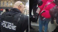 Prodavačku někdo pořezal, strážníci chytili muže s bundou od krve! VIDEO