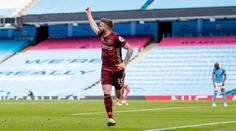 Leeds v oslabení porazil lídra, Liverpool přerušil domácí sérii porážek